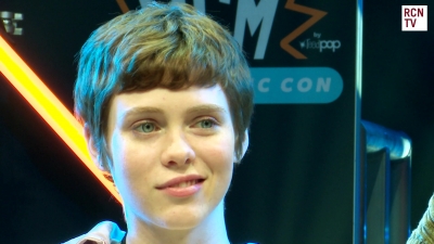 2019-10-25_-_MCM_Comic_Con_-_Red_Carpet_News_TV_Interview_mp46064.jpg