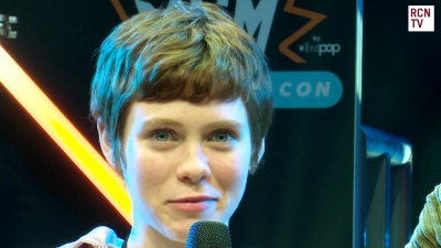 2019-10-25_-_MCM_Comic_Con_-_Red_Carpet_News_TV_Interview_mp46083.jpg