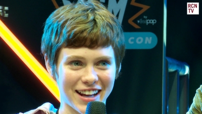 2019-10-25_-_MCM_Comic_Con_-_Red_Carpet_News_TV_Interview_mp46084.jpg