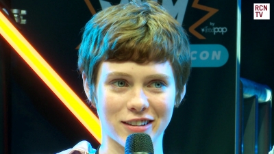 2019-10-25_-_MCM_Comic_Con_-_Red_Carpet_News_TV_Interview_mp46094.jpg