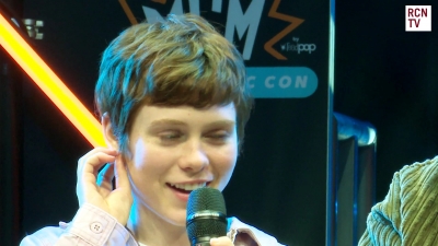 2019-10-25_-_MCM_Comic_Con_-_Red_Carpet_News_TV_Interview_mp46112.jpg