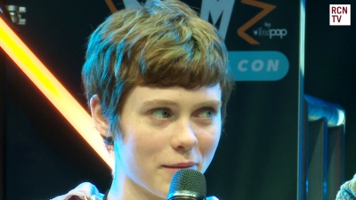2019-10-25_-_MCM_Comic_Con_-_Red_Carpet_News_TV_Interview_mp46124.jpg
