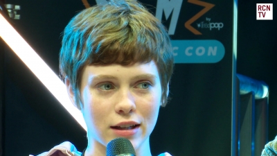 2019-10-25_-_MCM_Comic_Con_-_Red_Carpet_News_TV_Interview_mp46126.jpg