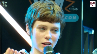 2019-10-25_-_MCM_Comic_Con_-_Red_Carpet_News_TV_Interview_mp46127.jpg