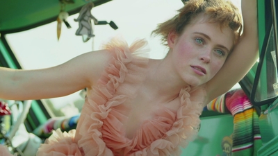 2020-11-10_-_Sophia_Lillis_x_LOfficiel_Fashion_Book_-_Australia_mp42186.jpg