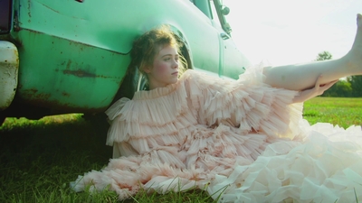 2020-11-10_-_Sophia_Lillis_x_LOfficiel_Fashion_Book_-_Australia_mp42189.jpg