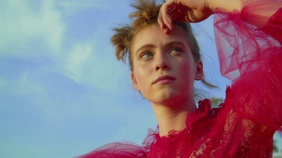 2020-11-10_-_Sophia_Lillis_x_LOfficiel_Fashion_Book_-_Australia_mp42204.jpg