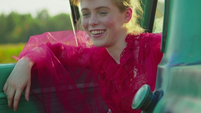 2020-11-10_-_Sophia_Lillis_x_LOfficiel_Fashion_Book_-_Australia_mp42239.jpg