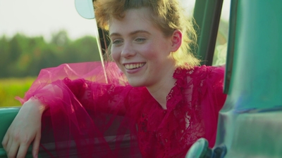 2020-11-10_-_Sophia_Lillis_x_LOfficiel_Fashion_Book_-_Australia_mp42240.jpg