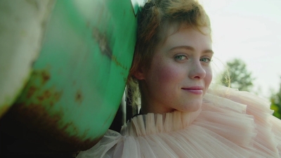2020-11-10_-_Sophia_Lillis_x_LOfficiel_Fashion_Book_-_Australia_mp42241.jpg